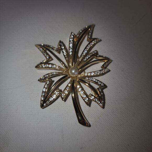 VINTAGE NAPIER STATEMENT FAUX PEARL RHINESTONE LEAF BROOCH PIN - Picture 1 of 4
